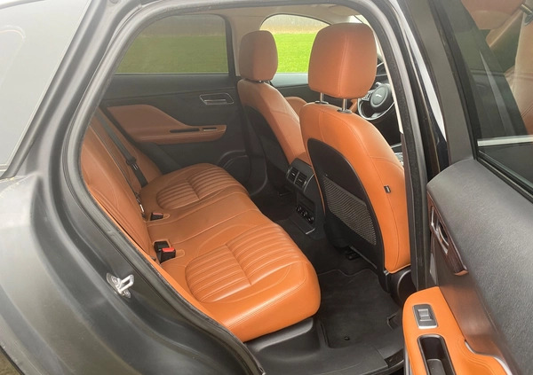 Jaguar F-Pace cena 79999 przebieg: 186000, rok produkcji 2016 z Staszów małe 704